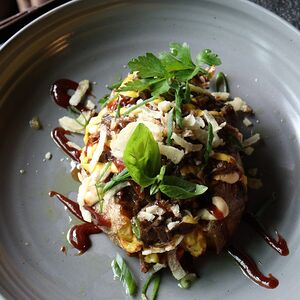 Крошка картошка со щекой, сырным соусом и хрустящим луком