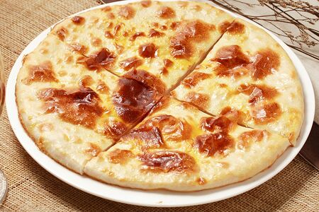 Осетинский пирог с курицей, грибами и сыром