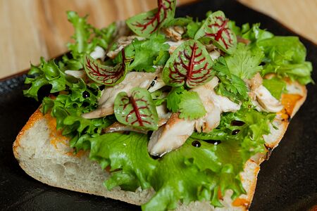 Брускетта с рваным цыпленком