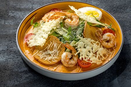 Цезарь с тигровыми креветками