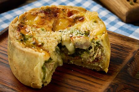 Пирог на песочном тесте Бекон и шпинат