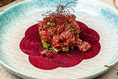 Тартар из тунца и авокадо в кунжутной заправке