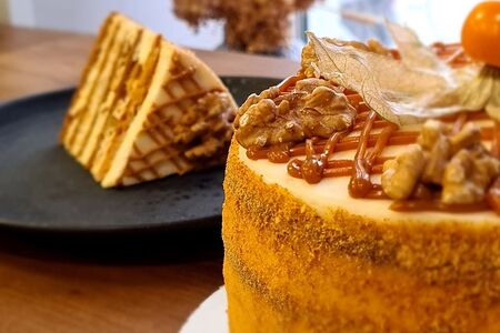 Торт Медовик с грецким орехом