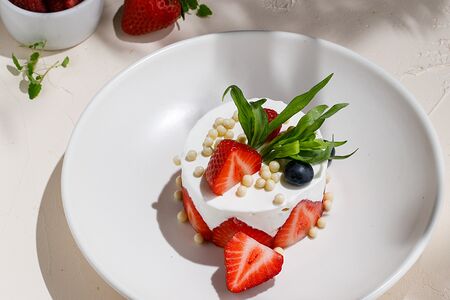 Сметанник с клубникой