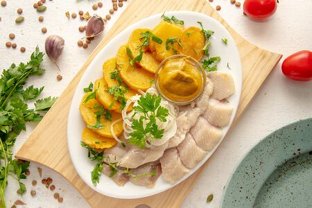 Сельдь слабосоленая с картофелем