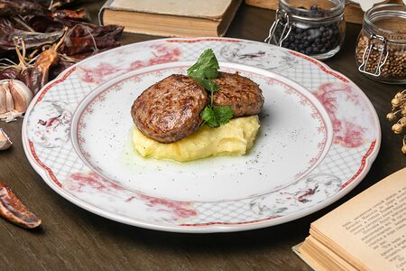 Котлеты из дичи с соусом из опят