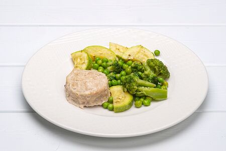 Куриная котлета на пару с овощами