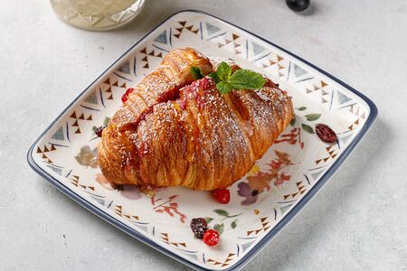 Круассан с ягодами