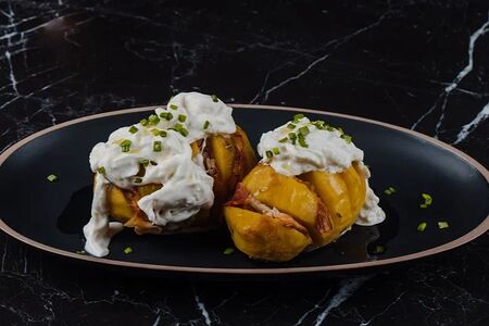 Запеченный картофель с беконом и страчателлой