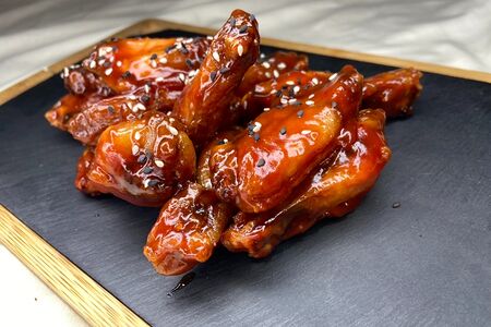 Куриные крылья в томатном соусе