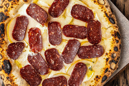 Груша, горгонзола и суджук