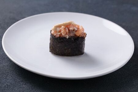 Гункан с лососем