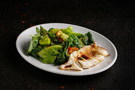 Салат с кальмаром гриль