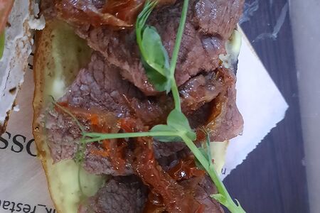 Брускетта с вырезкой говядины