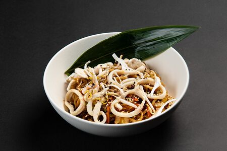 Вок с кальмаром на лапше