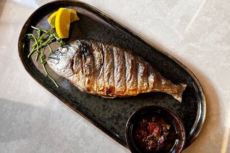 Целая дорада на гриле