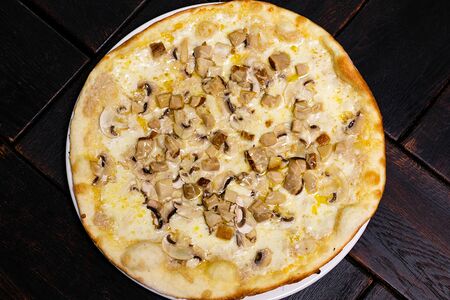 Пицца с белыми грибами и трюфлем