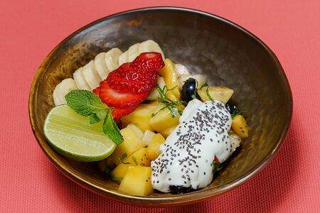 Фруктовый салат с йогуртом и мятой