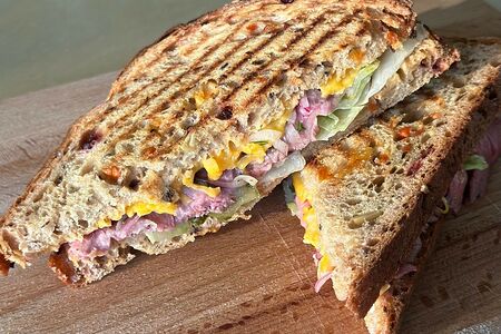 Сэндвич на морковном хлебе с ростбифом и соусом шри-майо