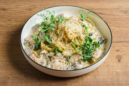 Паста Полло Ди Фунги с курицей и грибами в белом вине и сливках