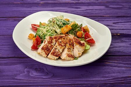 Салат Цезарь с куриной грудкой