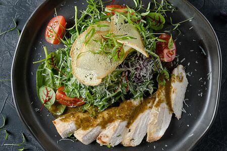 Салат Цезарь с куриной грудкой