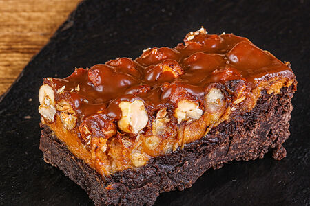 Пирожное Брауни с карамелью и фундуком