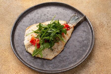 Сибас на гриле с томатной сальсой и рукколой