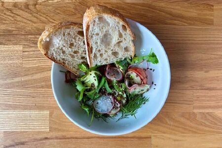 Салат из свежих овощей с хлебом