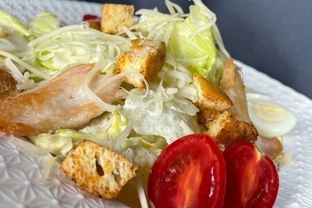 Салат цезарь с курицей