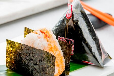 Онигири с крабом