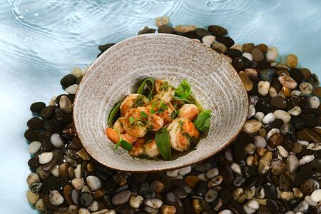 Креветки в оливковом соусе с базиликом и чесноком