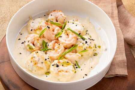 Креветки с творожными кнелями в соусе блю чиз