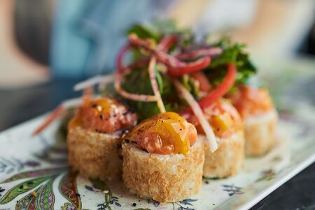 Хрустящий ролл с лососем и манго