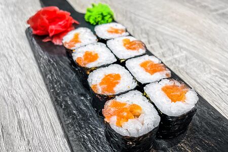 Ролл с лососем