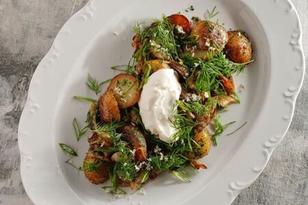 Жареный картофель с лисичками, сметаной и хреном