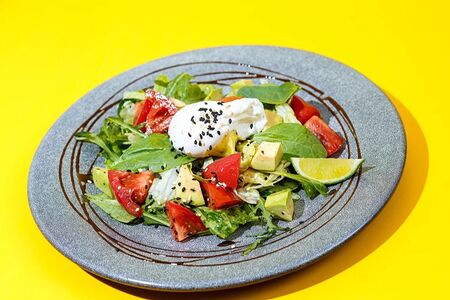 Летний салат с авокадо и яйцом пашот