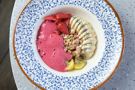 Гранола с фруктовой эспумой и свежими ягодами