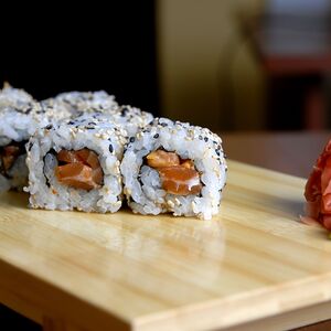 Ролл Спайси с лососем
