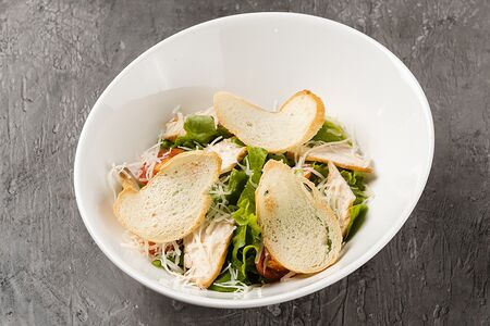 Салат Цезарь с курицей