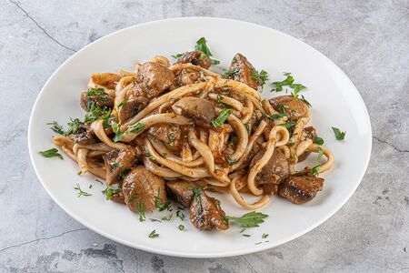 Уйгурская домашняя лапша с грибами и томатным соусом