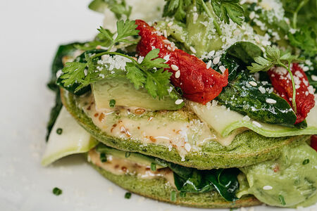 Зеленые оладьи с овощами и авокадо