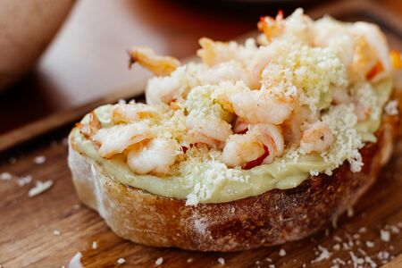 Брускетта с креветкой и гуакамоле