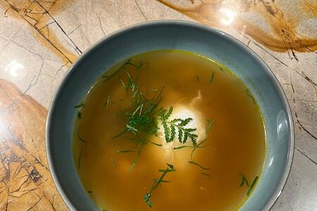 Куриный бульон с яйцом пашот
