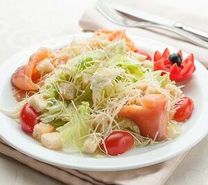 Салат Цезарь с сёмгой