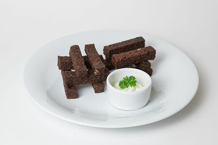 Гренки из бородинского хлеба с чесноком и зеленью