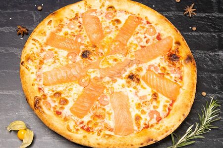 Пицца с лососем