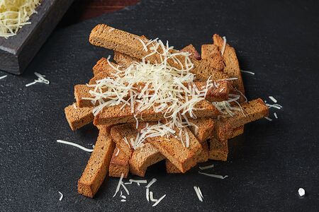 Чесночные гренки с пармезаном и соусом спайси