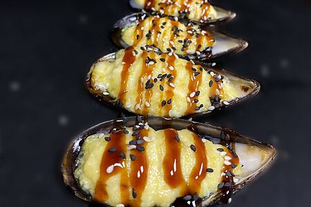 Запеченные мидии в белом соусе