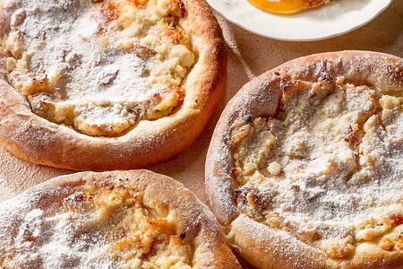 2 ватрушки с рикоттой и медом